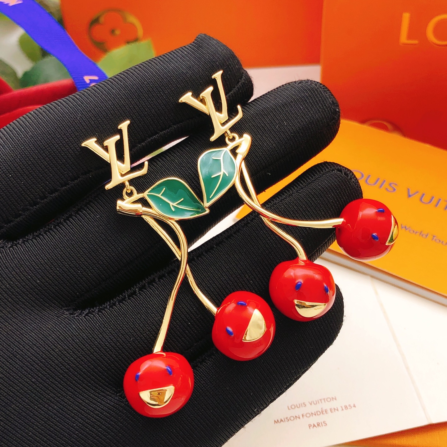 LV高仿紅櫻桃耳環綠葉造型俏皮雙果吊飾款｜歐美奢侈品精品推薦