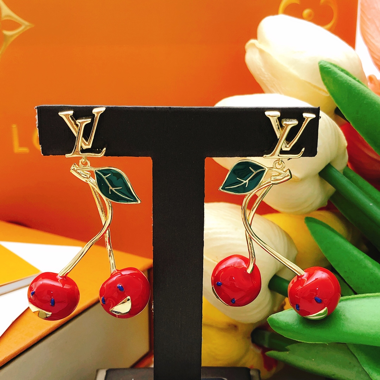 LV高仿紅櫻桃耳環綠葉造型俏皮雙果吊飾款｜歐美奢侈品精品推薦