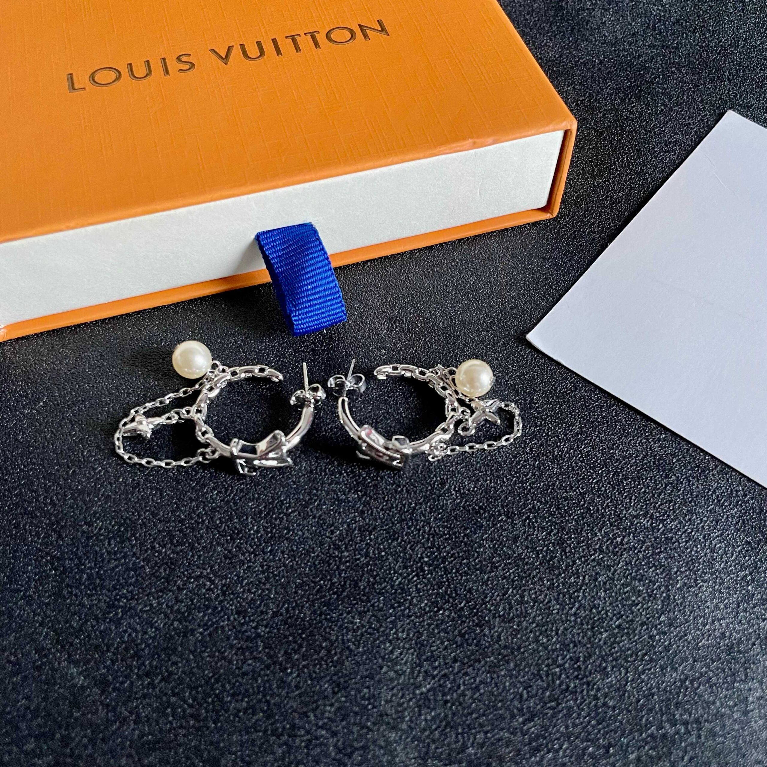 LV一比一銀色鏈墜耳環經典字母簡約垂墜設計款｜歐美奢侈品精品推薦