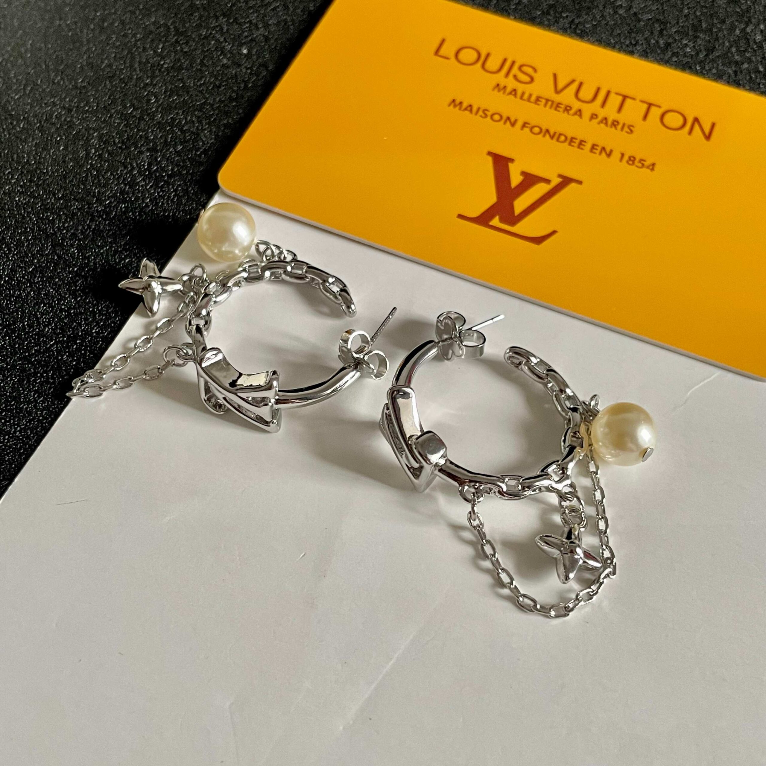 LV一比一銀色鏈墜耳環經典字母簡約垂墜設計款｜歐美奢侈品精品推薦