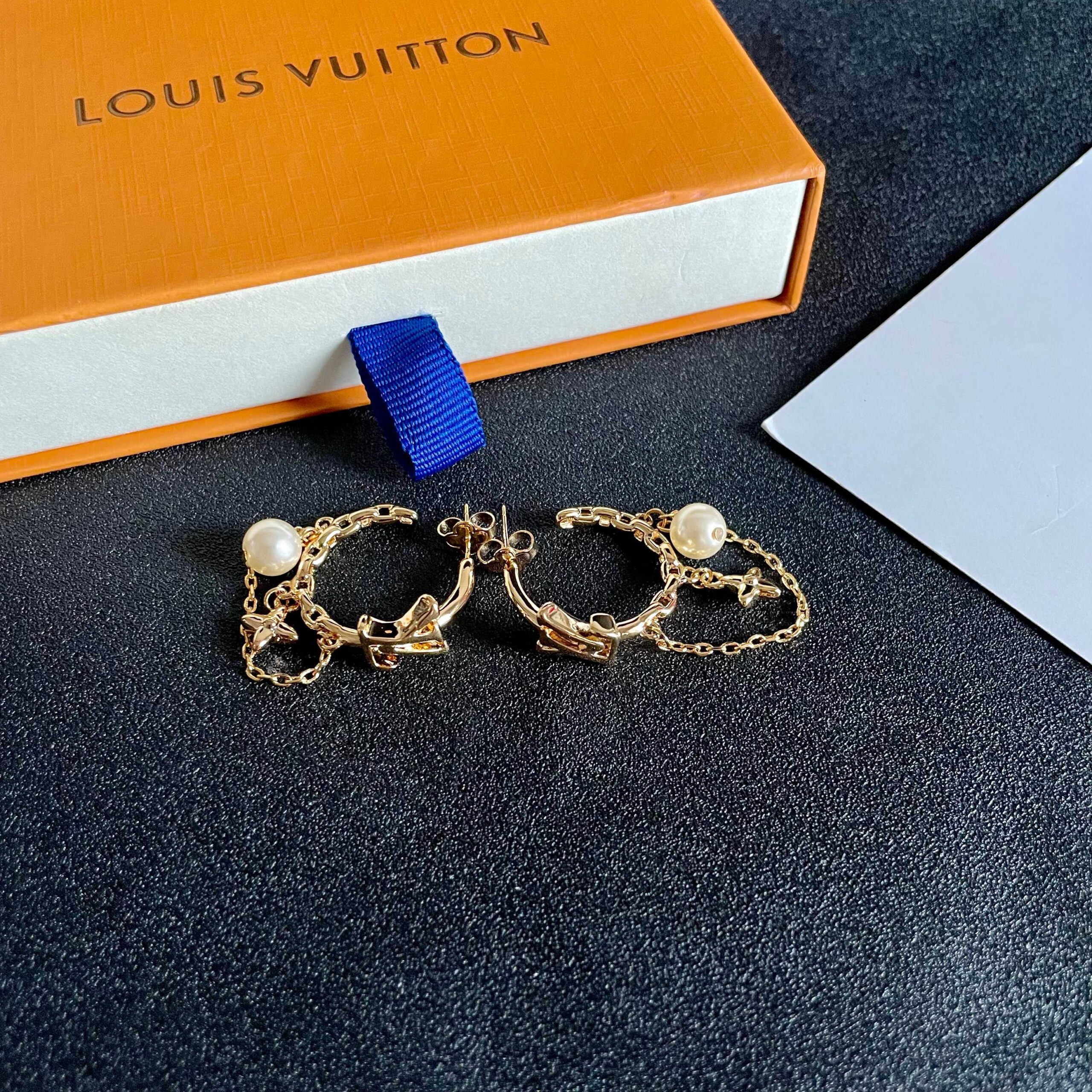 LV原單金色鏈墜耳環經典字母珍珠垂墜優雅款｜歐美奢侈品精品推薦