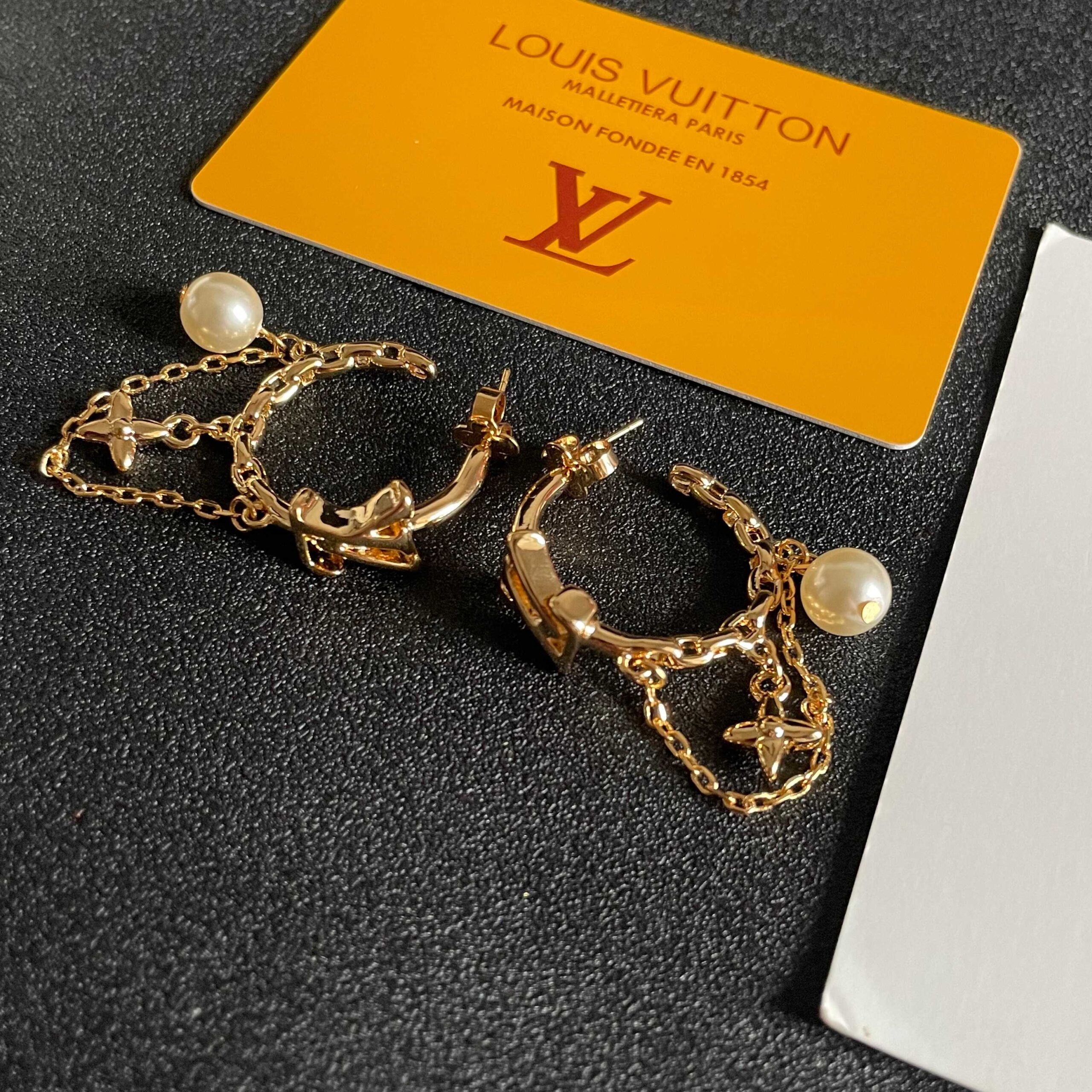 LV原單金色鏈墜耳環經典字母珍珠垂墜優雅款｜歐美奢侈品精品推薦