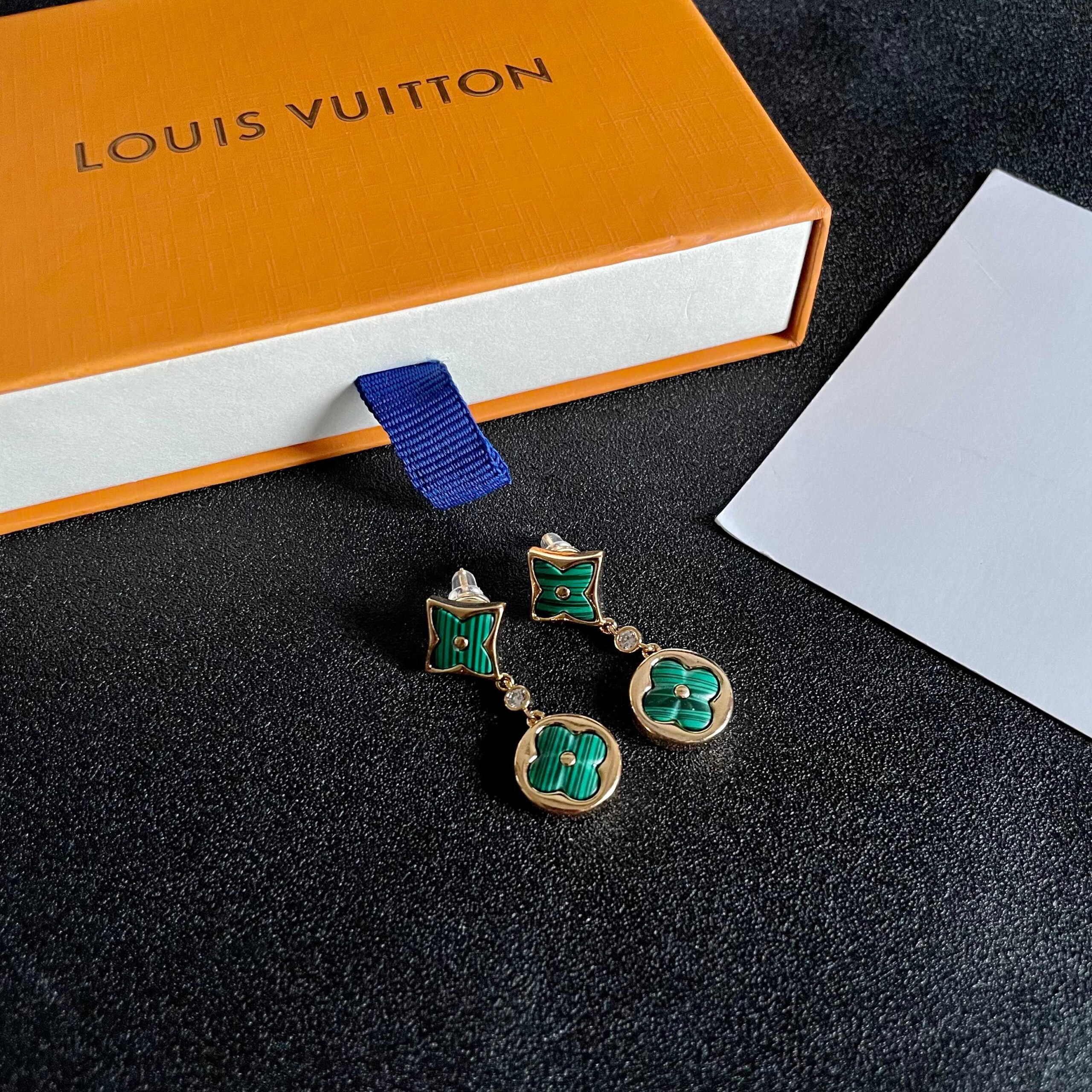 LV高仿綠色花瓣吊墜耳環金色邊框優雅百搭款｜歐美奢侈品精品推薦