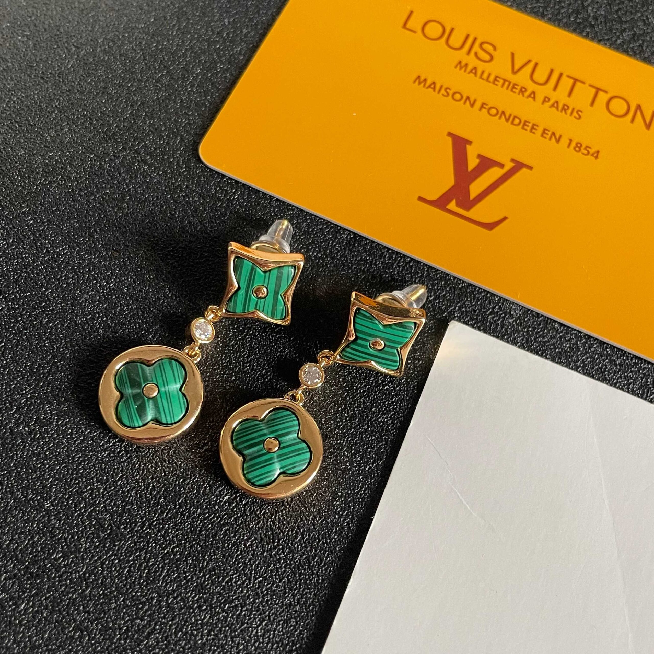 LV高仿綠色花瓣吊墜耳環金色邊框優雅百搭款｜歐美奢侈品精品推薦