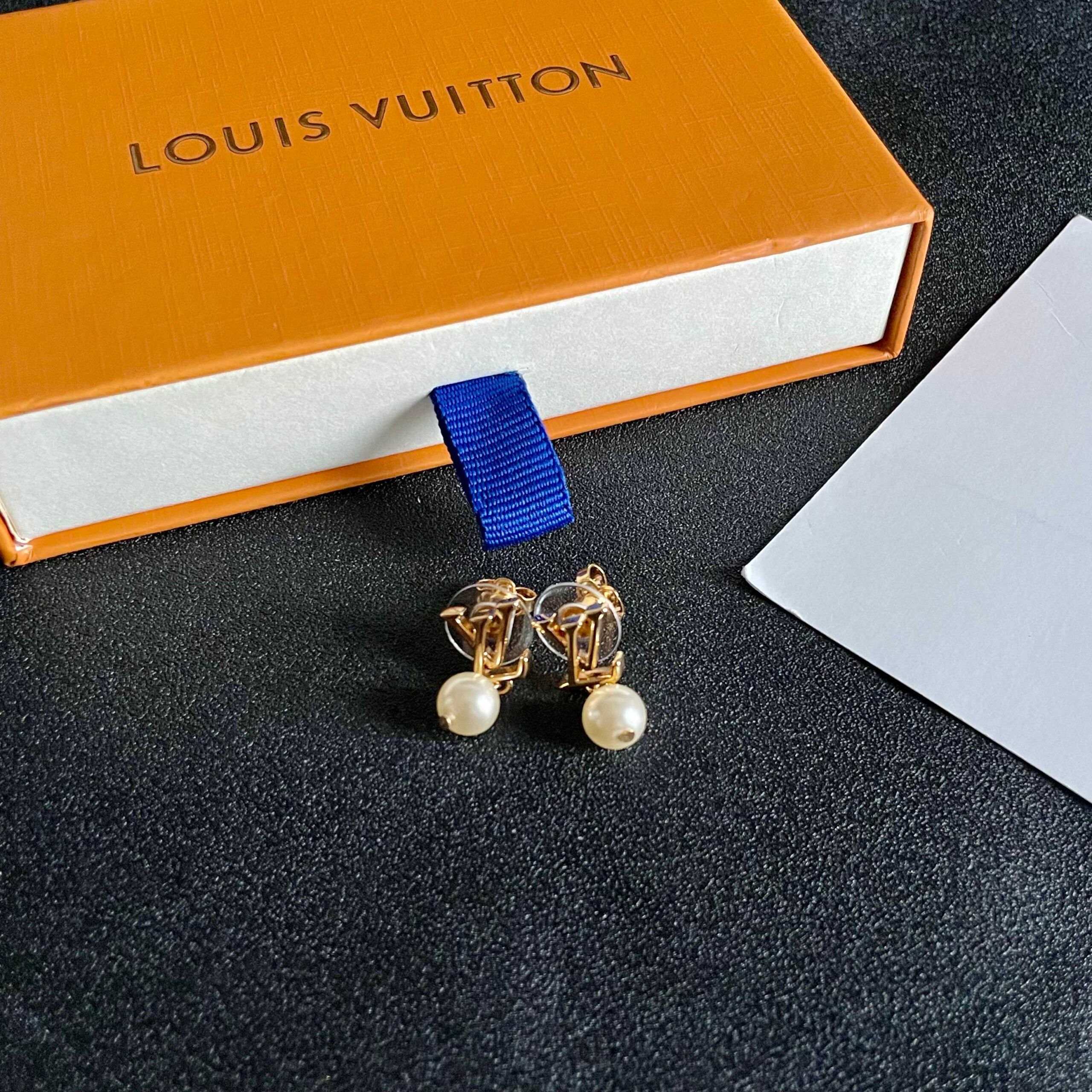 LV一比一金色Logo珍珠耳環簡約優雅百搭款｜歐美奢侈品精品推薦