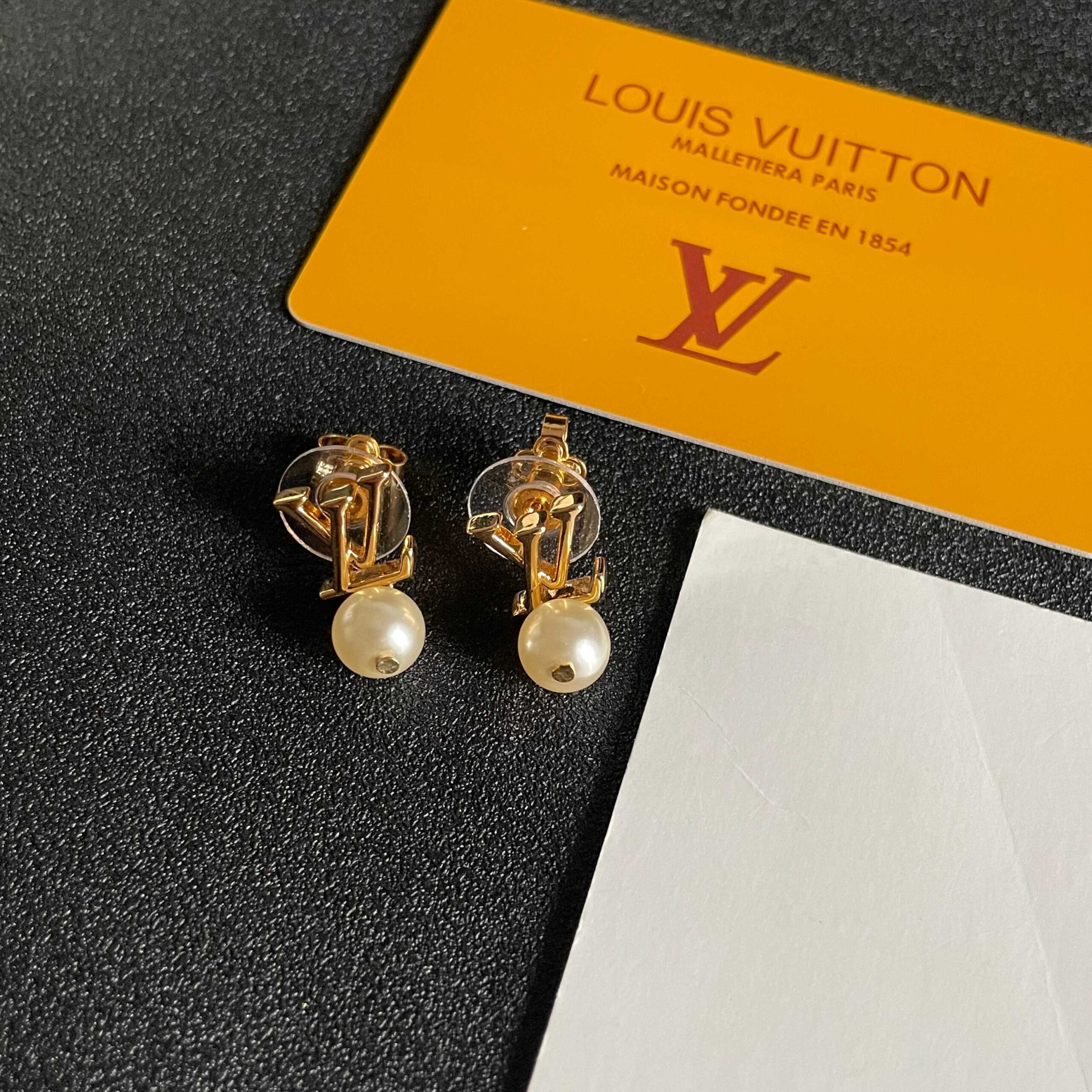LV一比一金色Logo珍珠耳環簡約優雅百搭款｜歐美奢侈品精品推薦
