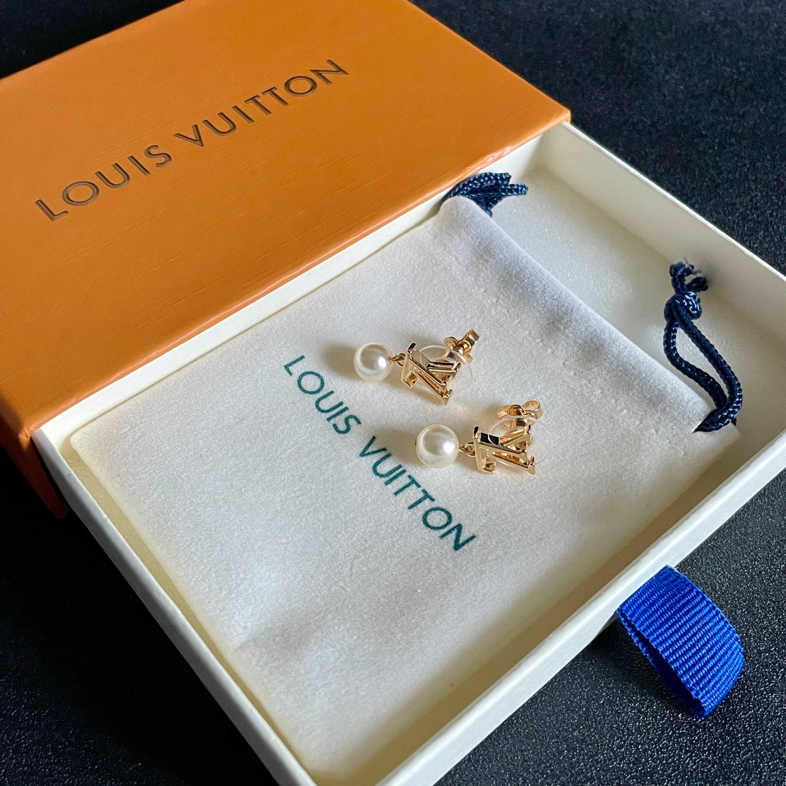 LV一比一金色Logo珍珠耳環簡約優雅百搭款｜歐美奢侈品精品推薦
