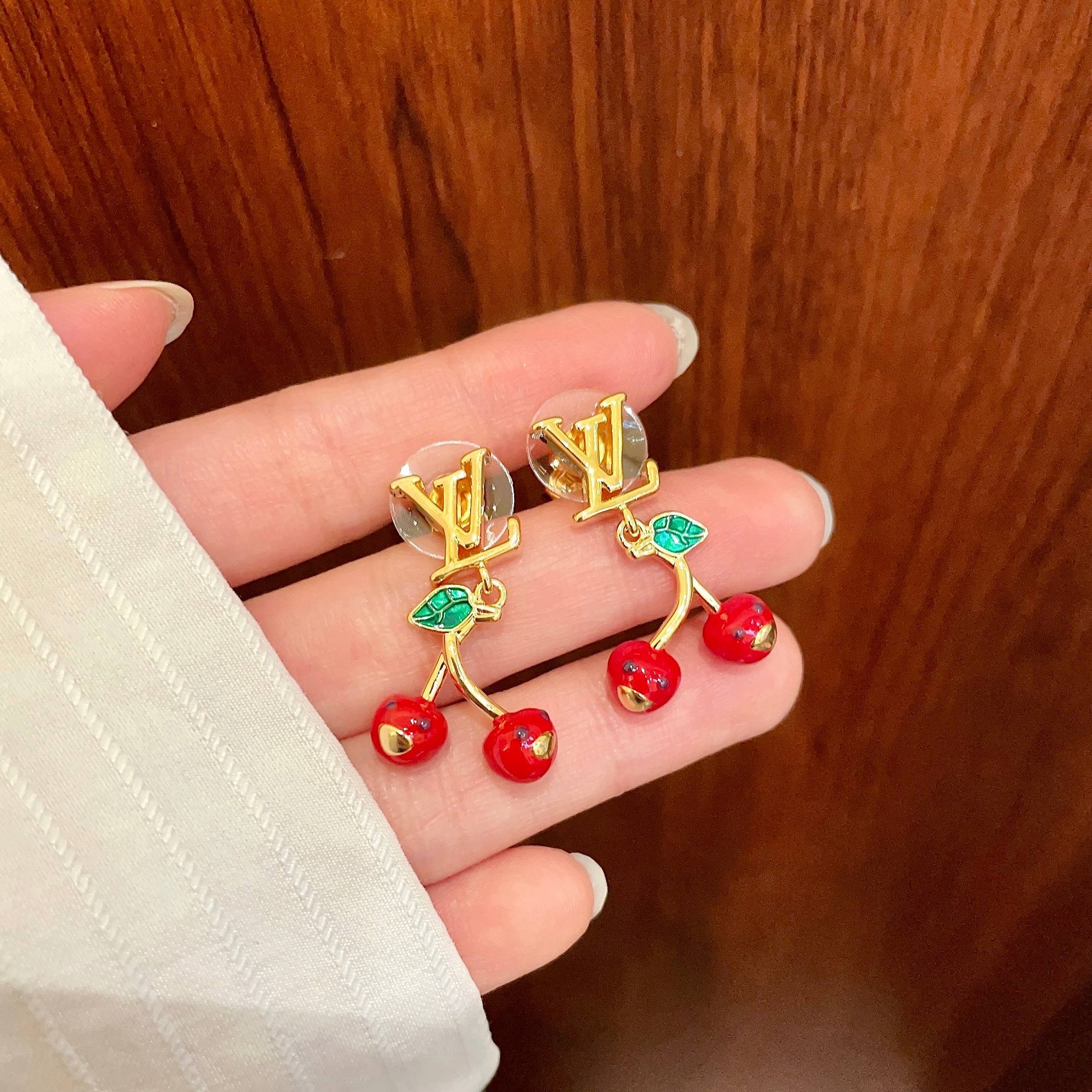 LV高仿金色Logo櫻桃耳環俏麗甜美設計款｜歐美奢侈品精品推薦