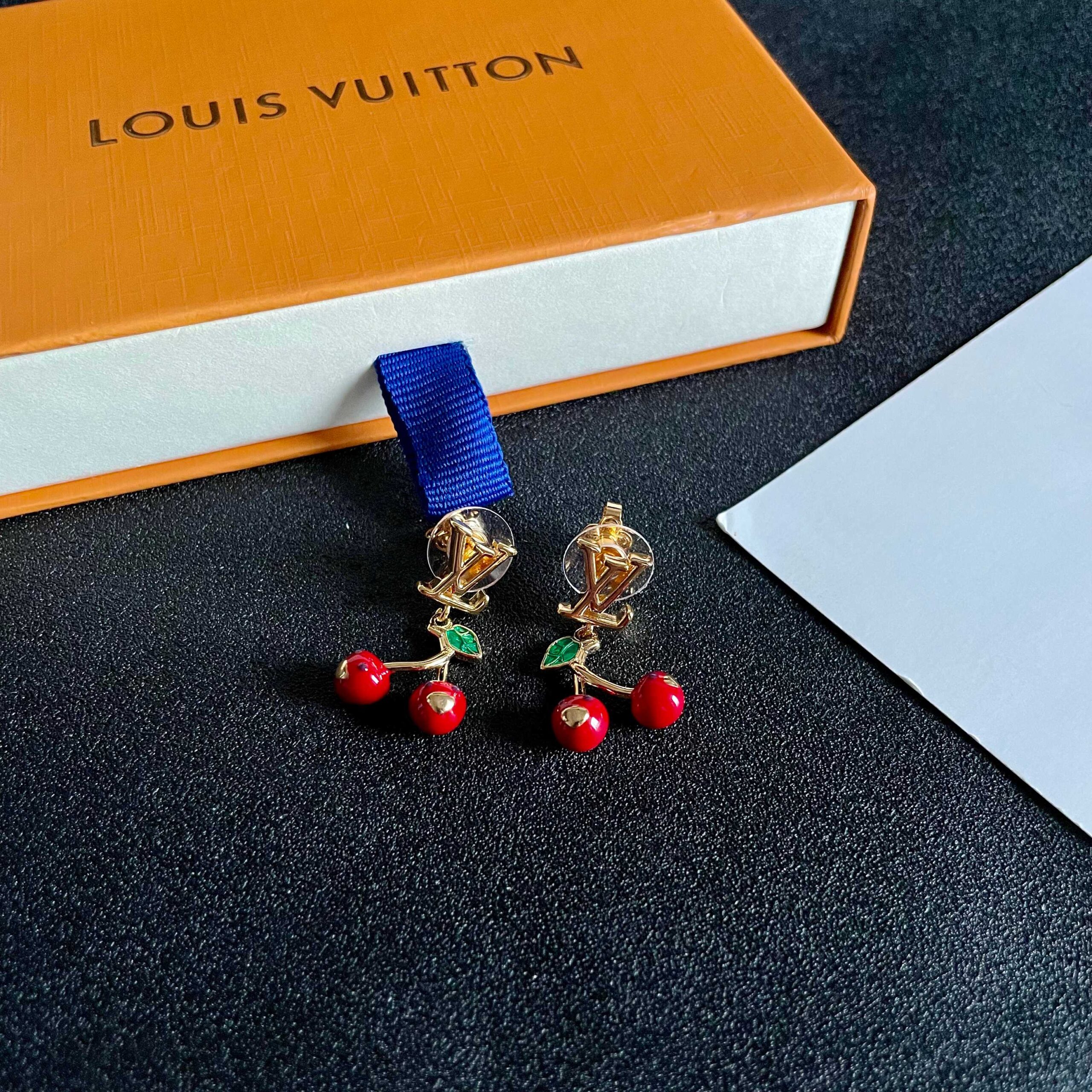 LV高仿金色Logo櫻桃耳環俏麗甜美設計款｜歐美奢侈品精品推薦