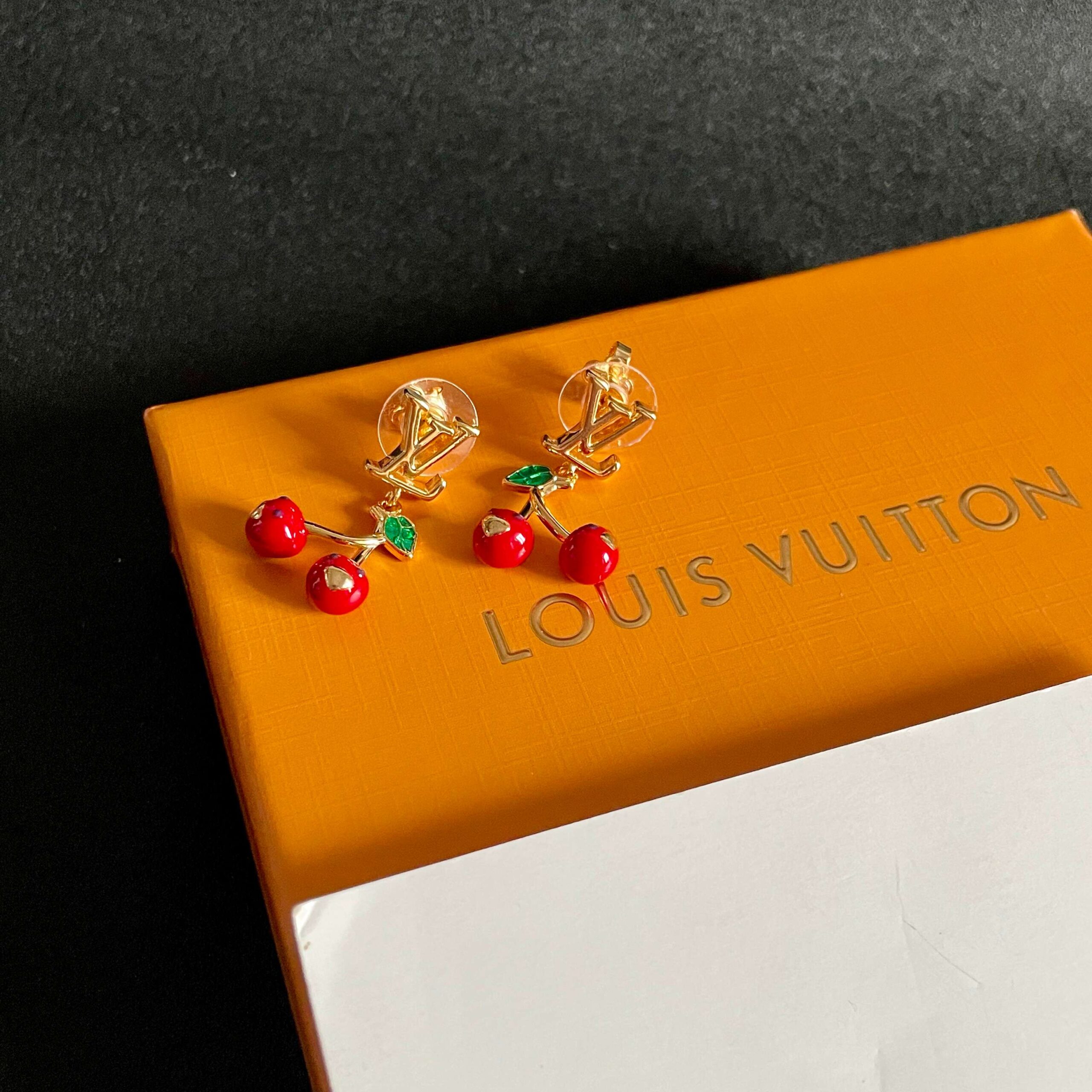 LV高仿金色Logo櫻桃耳環俏麗甜美設計款｜歐美奢侈品精品推薦