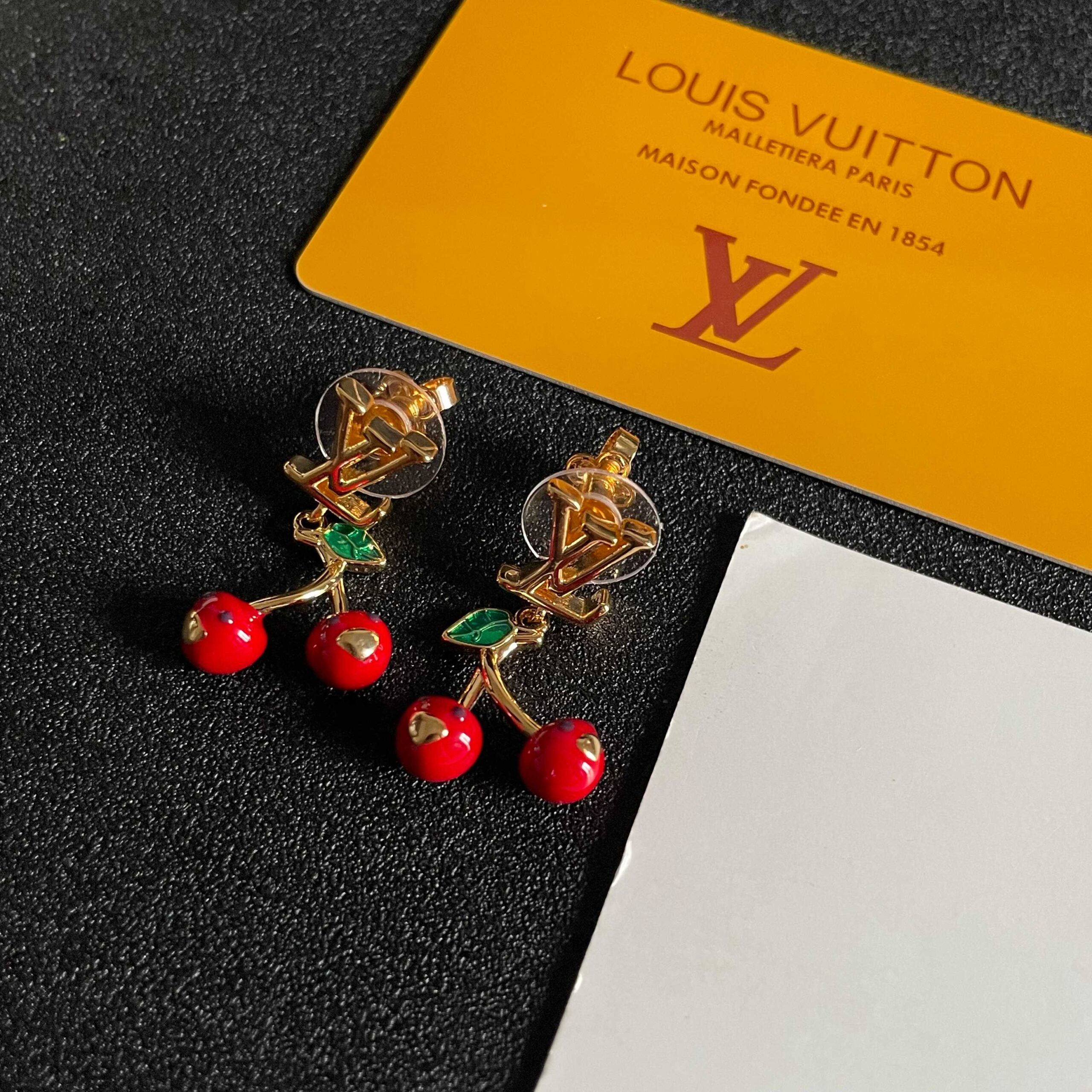 LV高仿金色Logo櫻桃耳環俏麗甜美設計款｜歐美奢侈品精品推薦