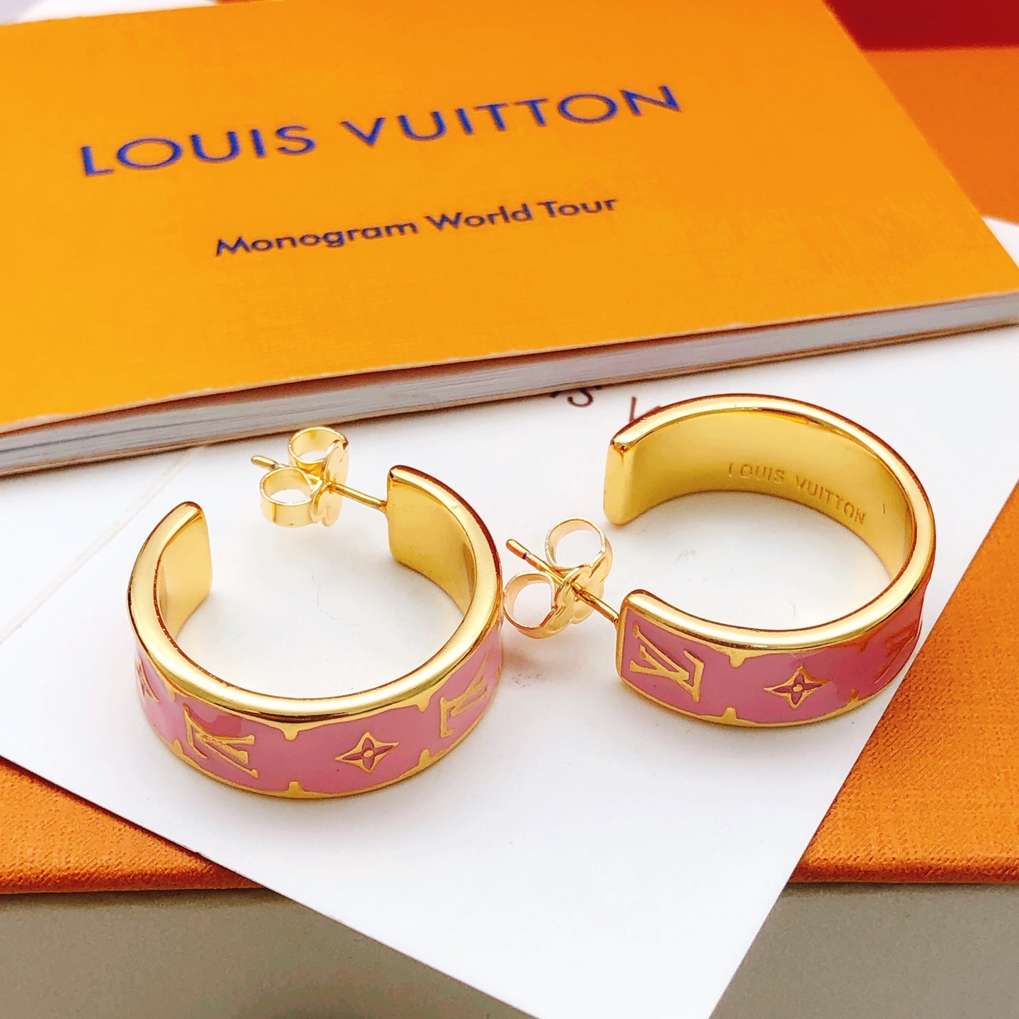 LV精品仿製粉色Monogram寬版耳環金色邊框款｜歐美奢侈品精品推薦