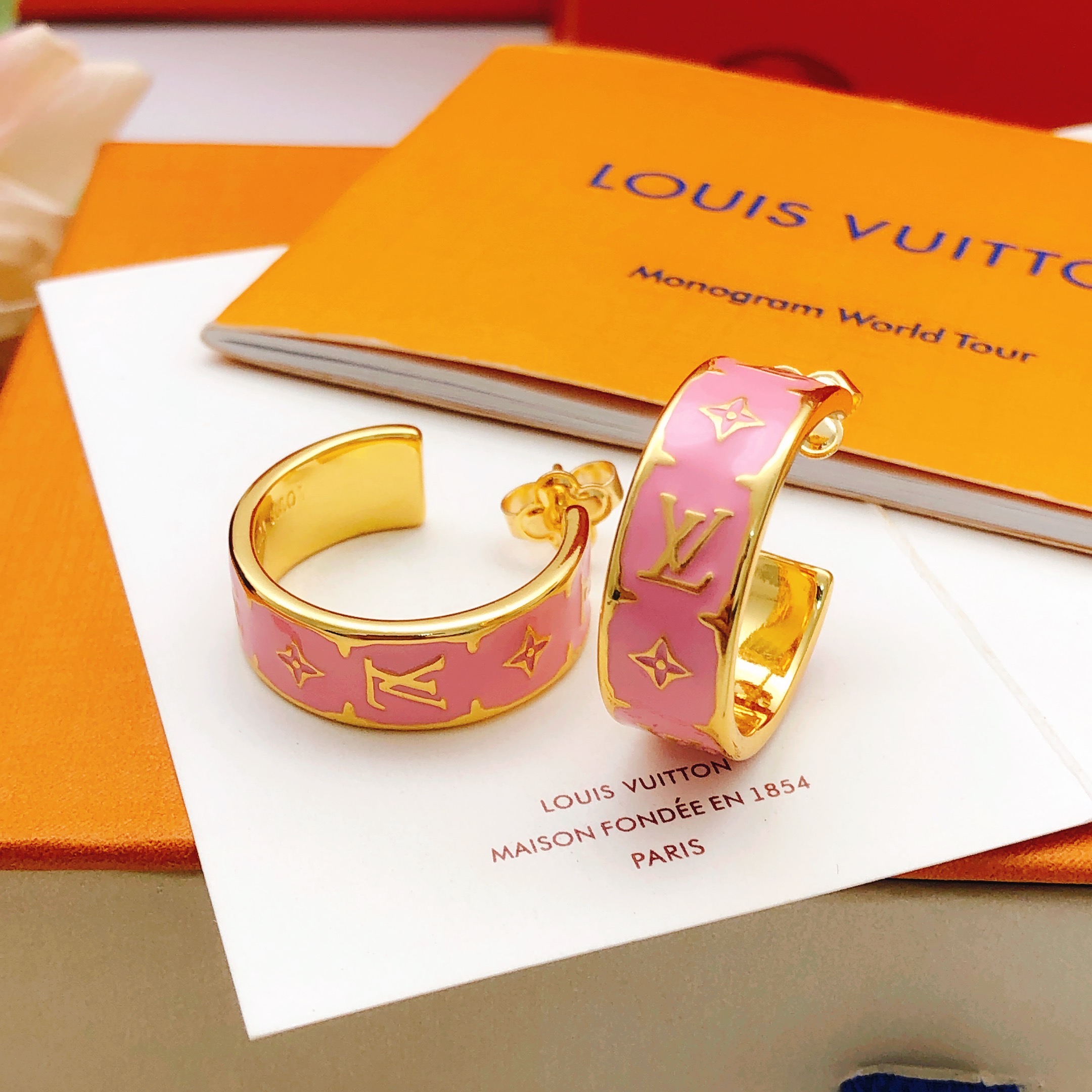 LV精品仿製粉色Monogram寬版耳環金色邊框款｜歐美奢侈品精品推薦