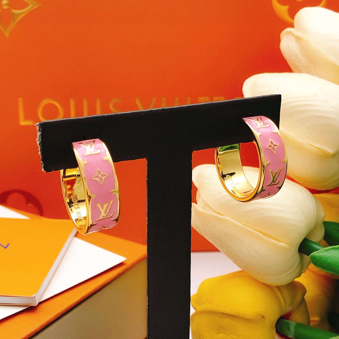 LV精品仿製粉色Monogram寬版耳環金色邊框款｜歐美奢侈品精品推薦