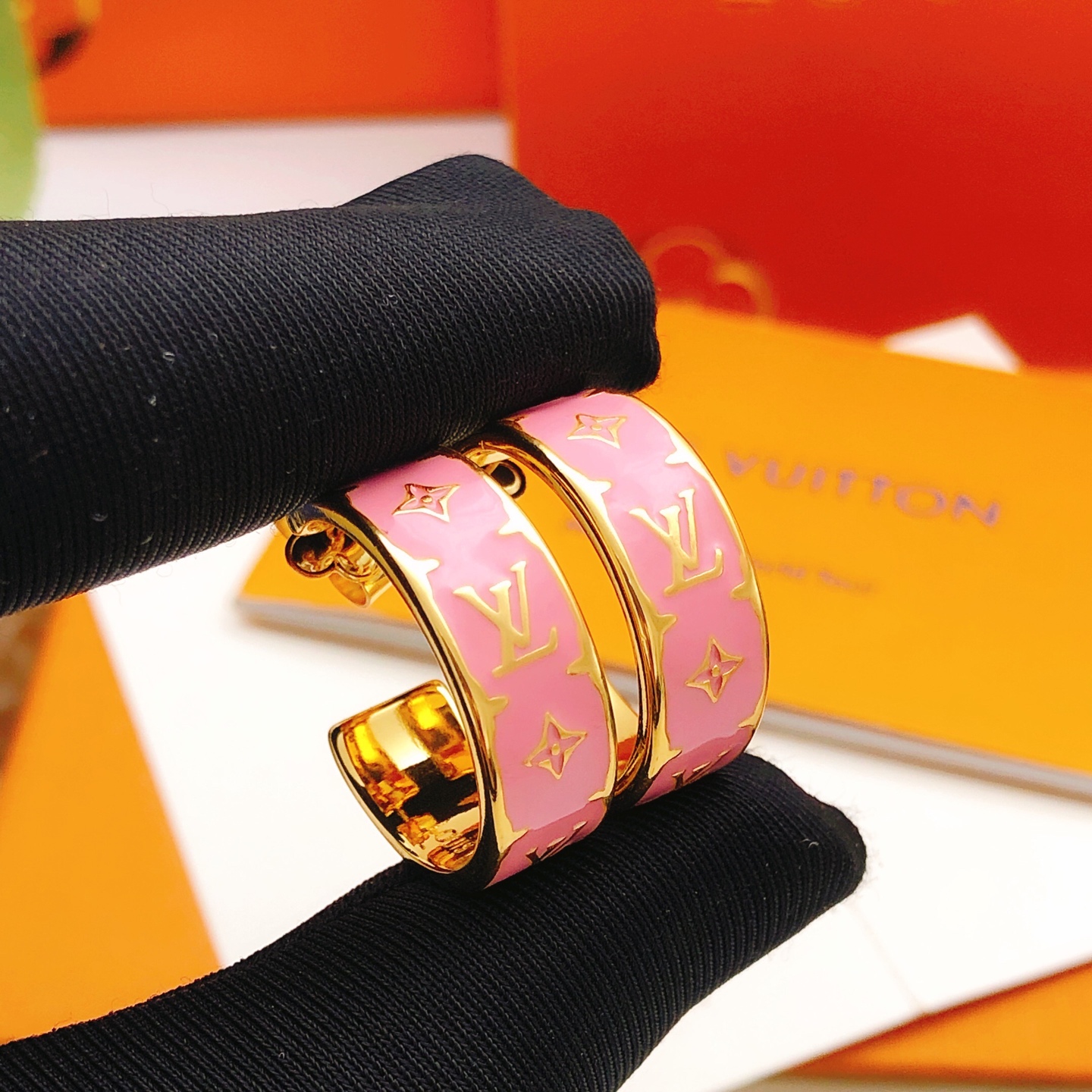 LV精品仿製粉色Monogram寬版耳環金色邊框款｜歐美奢侈品精品推薦