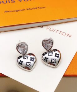 LV高仿銀色愛心鑽石耳釘Monogram雕刻款