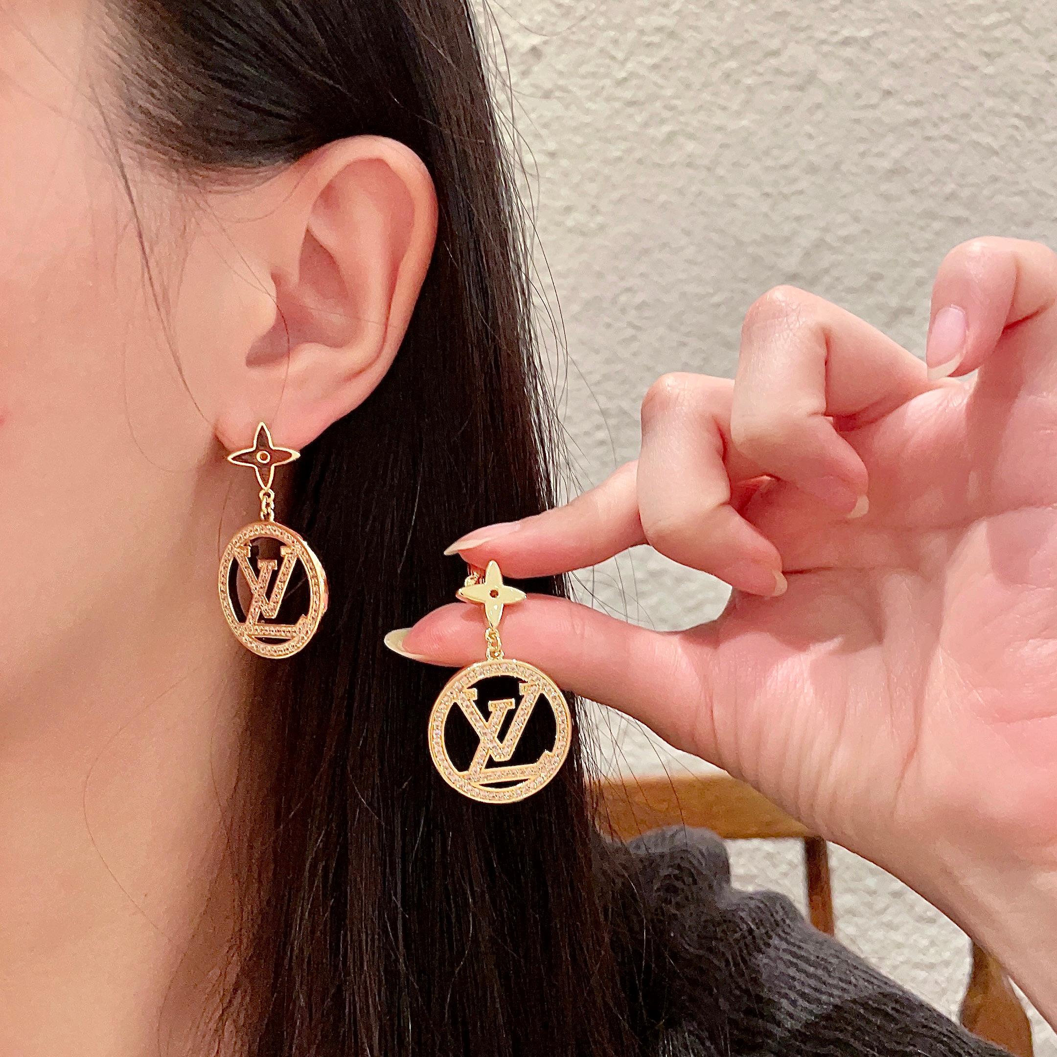 LV精品仿製金色圓牌垂墜耳環｜歐美奢侈品精品推薦