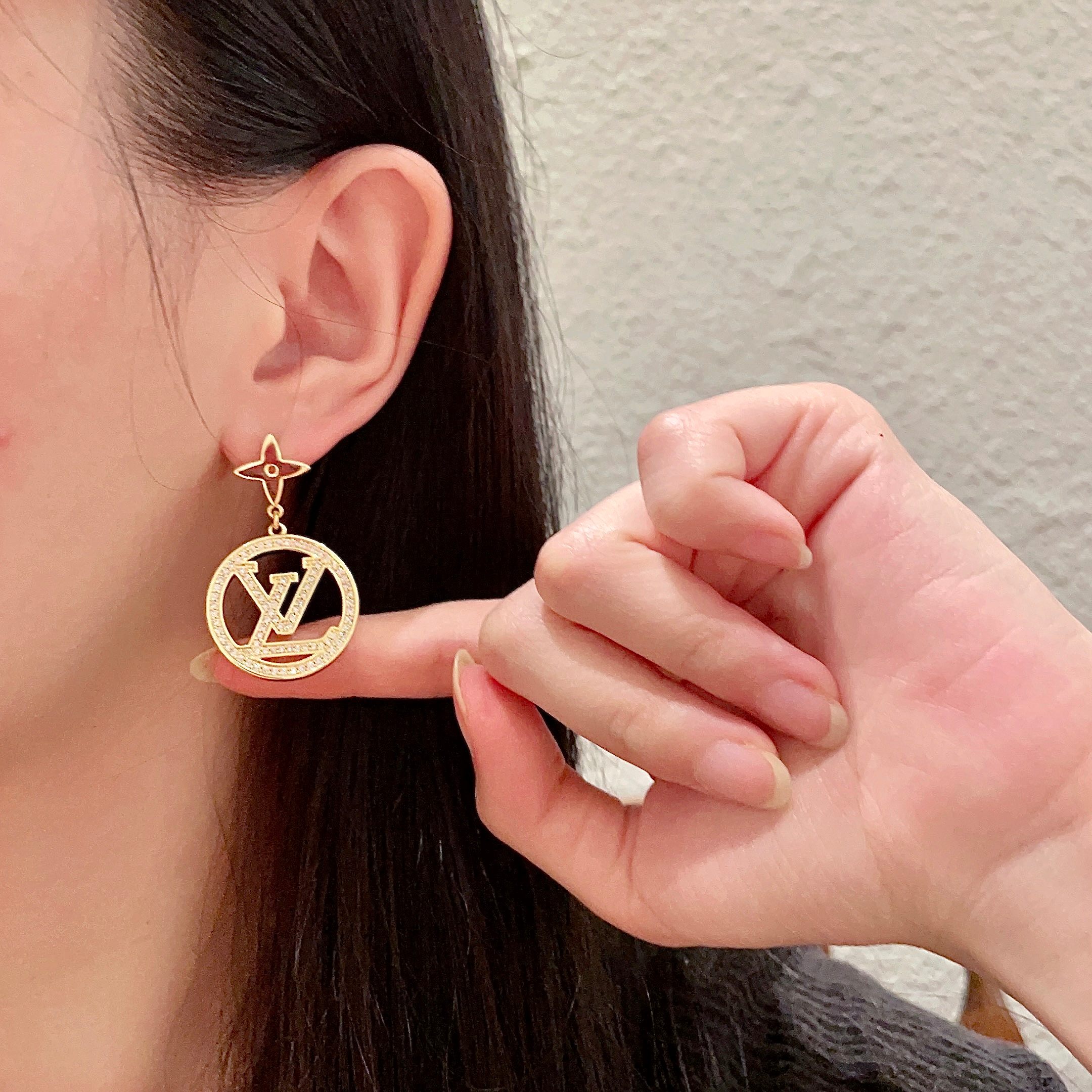 LV精品仿製金色圓牌垂墜耳環｜歐美奢侈品精品推薦