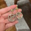 LV精品仿製金色圓牌垂墜耳環｜歐美奢侈品精品推薦