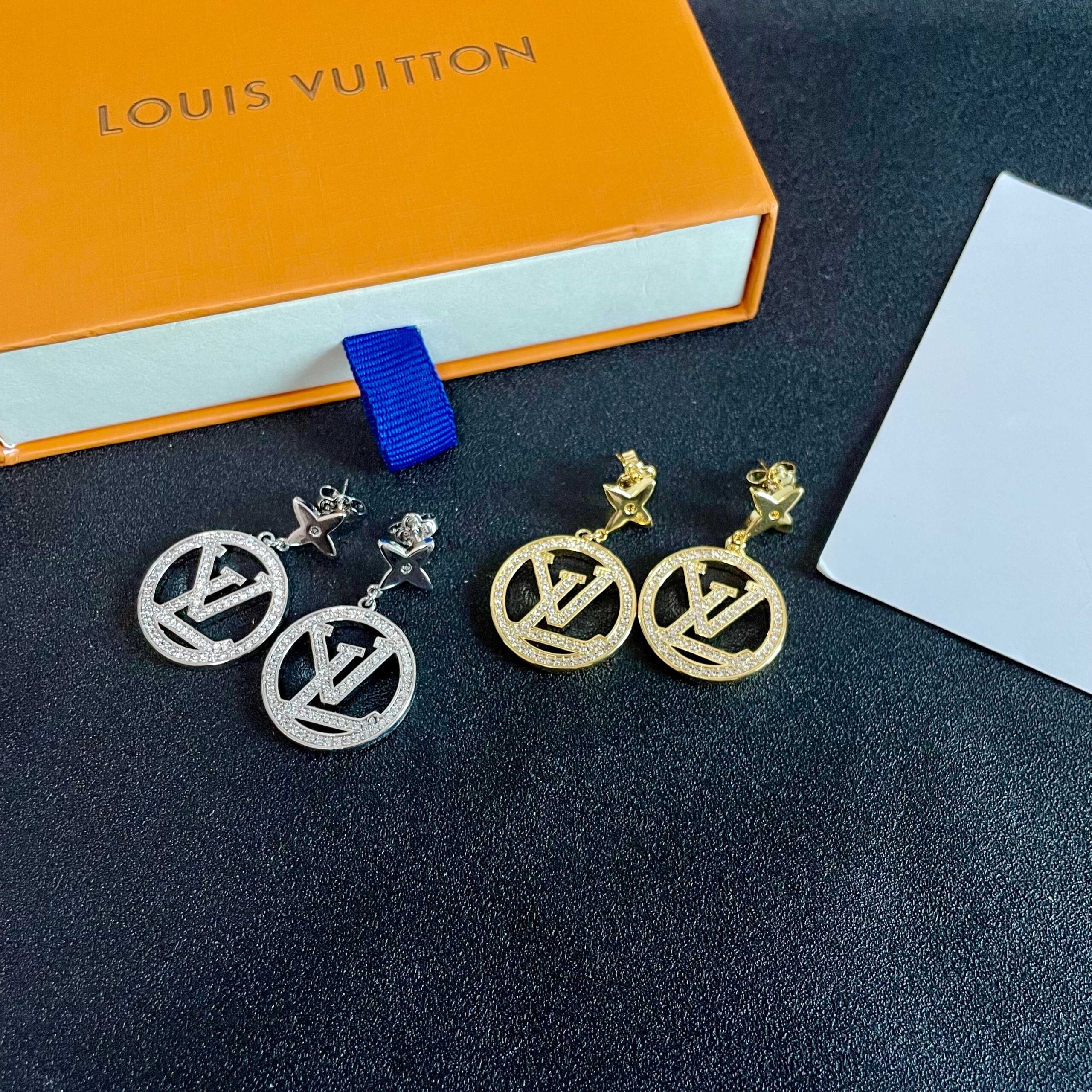 LV精品仿製金色圓牌垂墜耳環｜歐美奢侈品精品推薦
