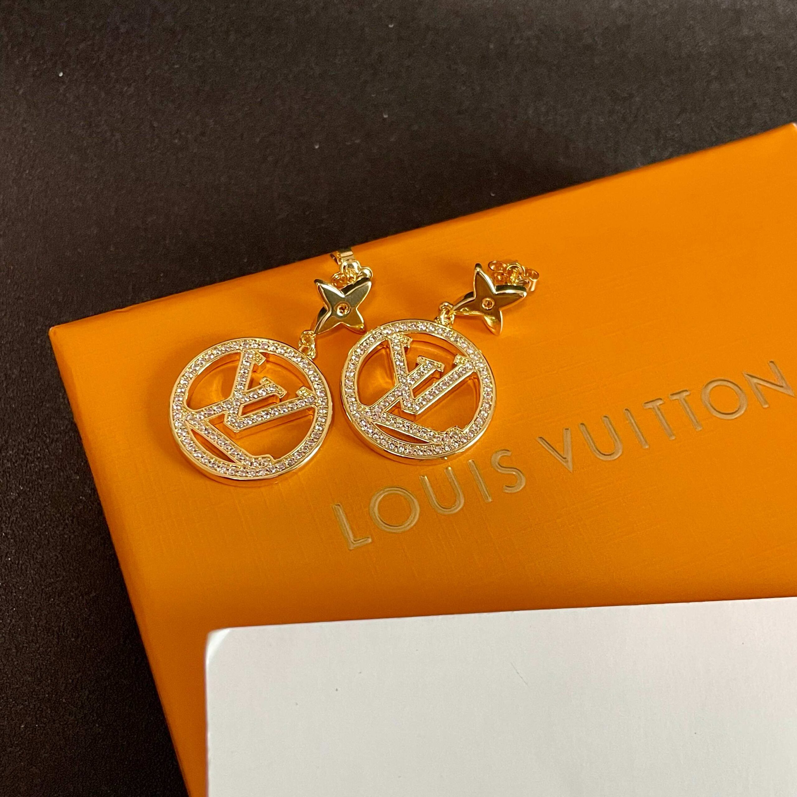 LV精品仿製金色圓牌垂墜耳環｜歐美奢侈品精品推薦