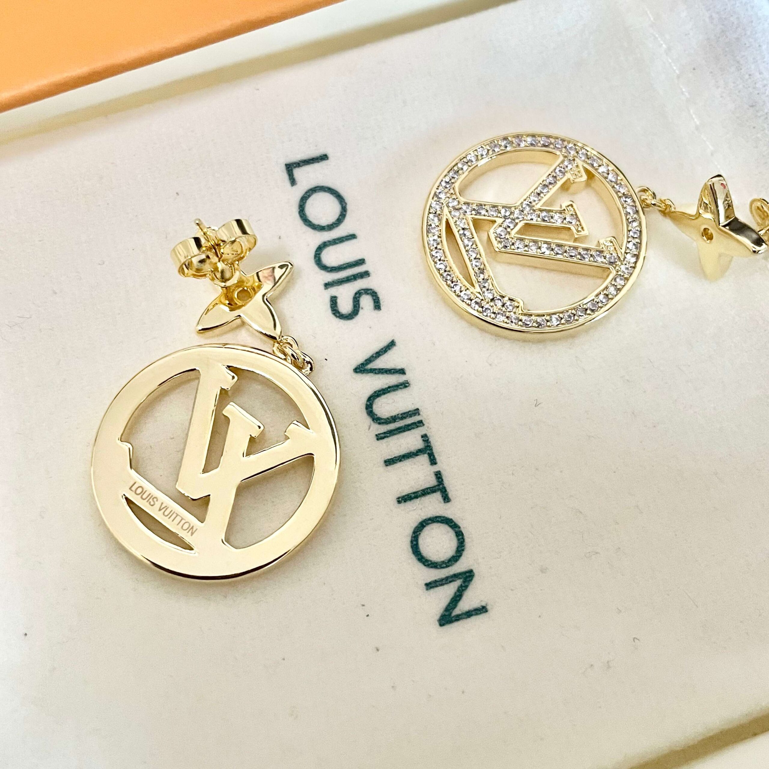 LV精品仿製金色圓牌垂墜耳環｜歐美奢侈品精品推薦