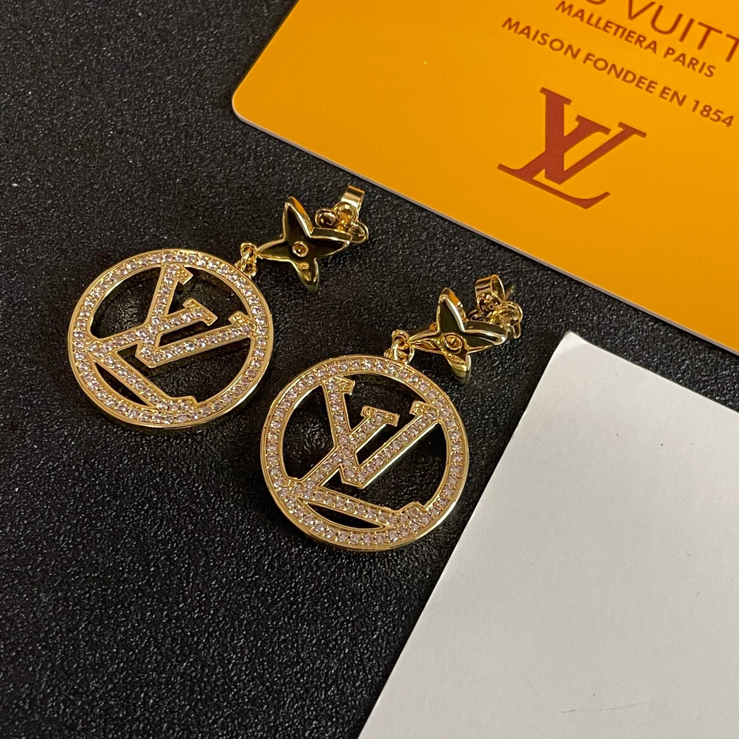 LV精品仿製金色圓牌垂墜耳環｜歐美奢侈品精品推薦