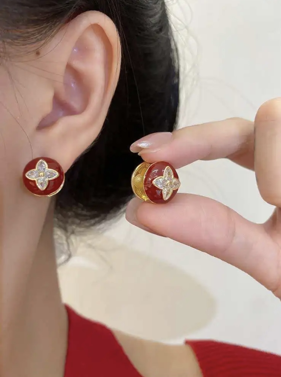 LV一比一仿製紅色琺瑯圓形鑲鑽花瓣耳釘｜歐美奢侈品精品推薦
