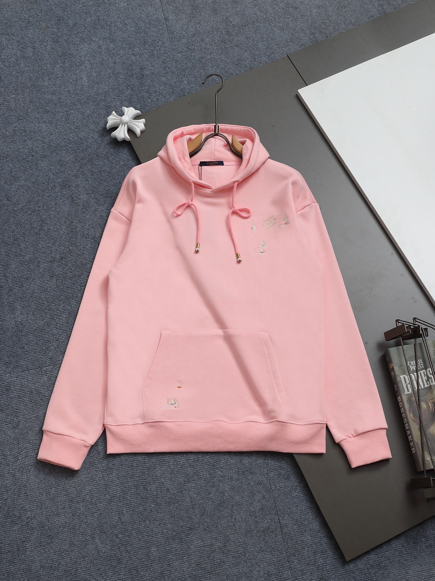 LV高仿女款連帽衛衣粉色刺繡設計海鷗元素休閒簡約風｜歐美奢侈品精品推薦