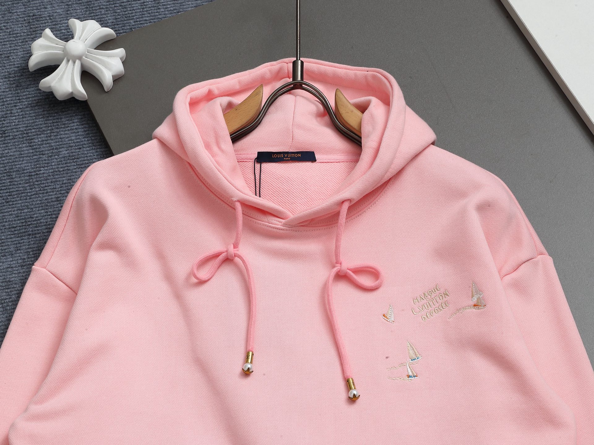 LV高仿女款連帽衛衣粉色刺繡設計海鷗元素休閒簡約風｜歐美奢侈品精品推薦