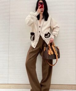 LV 高仿女士針織外套奶白撞色口袋開襟休閒款