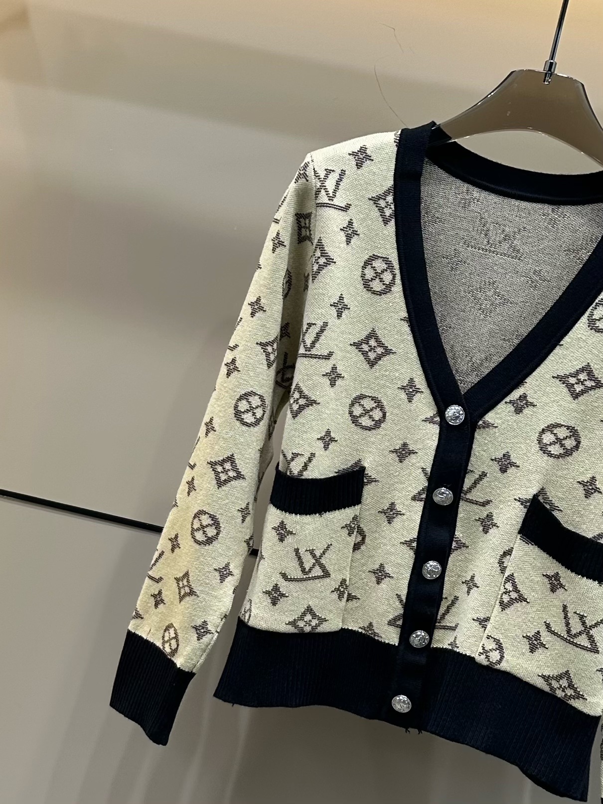 LV 原單女士針織外套奶白黑邊Monogram經典V領開襟款｜歐美奢侈品精品推薦