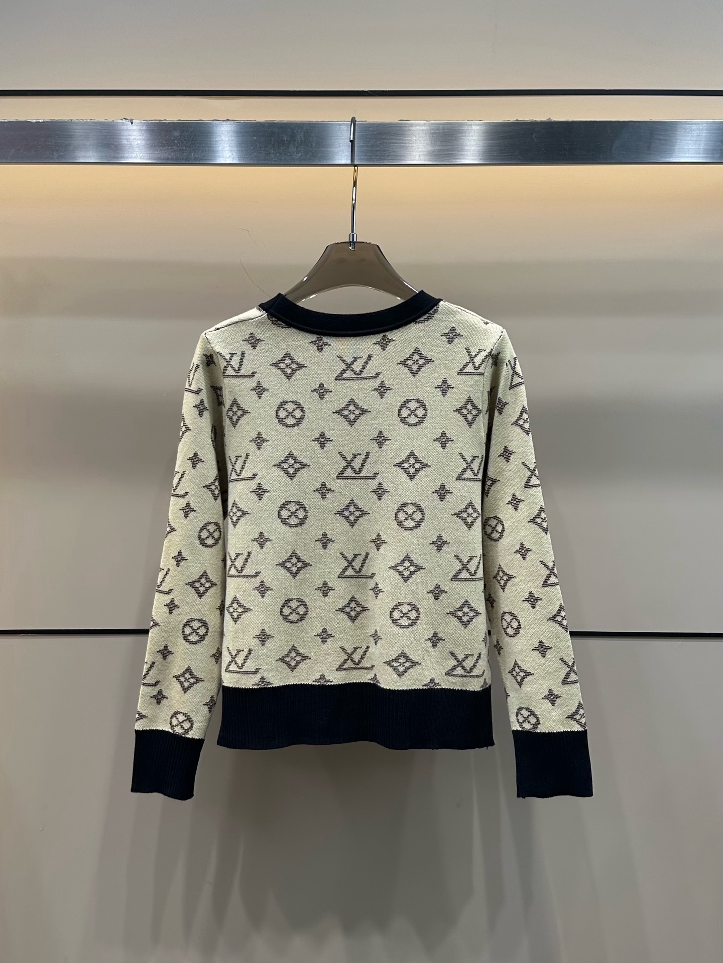 LV 原單女士針織外套奶白黑邊Monogram經典V領開襟款｜歐美奢侈品精品推薦