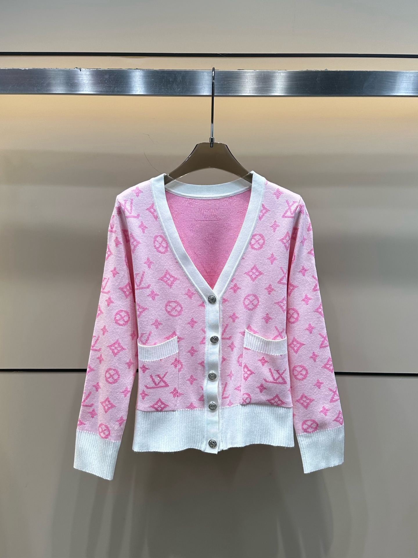 LV 原單女士針織外套奶白黑邊Monogram經典V領開襟款｜歐美奢侈品精品推薦