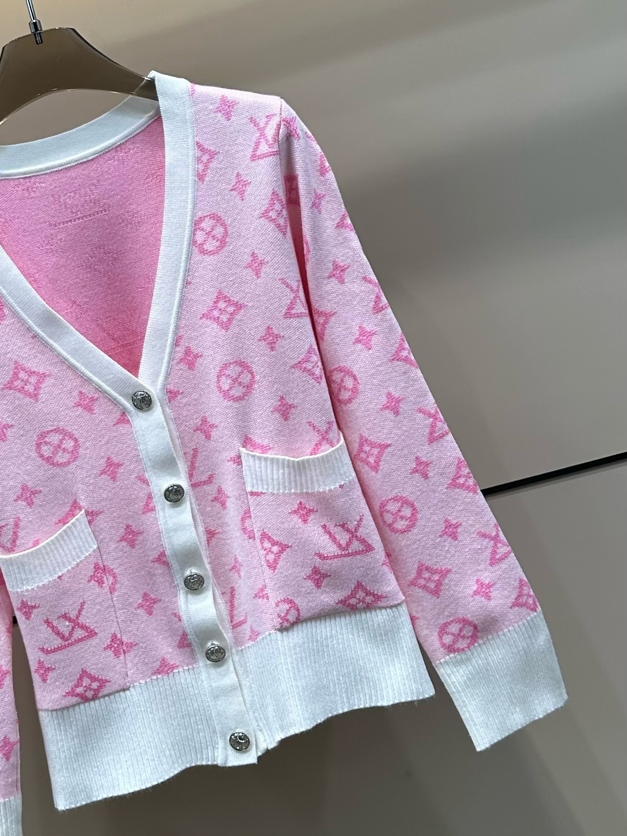 LV 原單女士針織外套奶白黑邊Monogram經典V領開襟款｜歐美奢侈品精品推薦