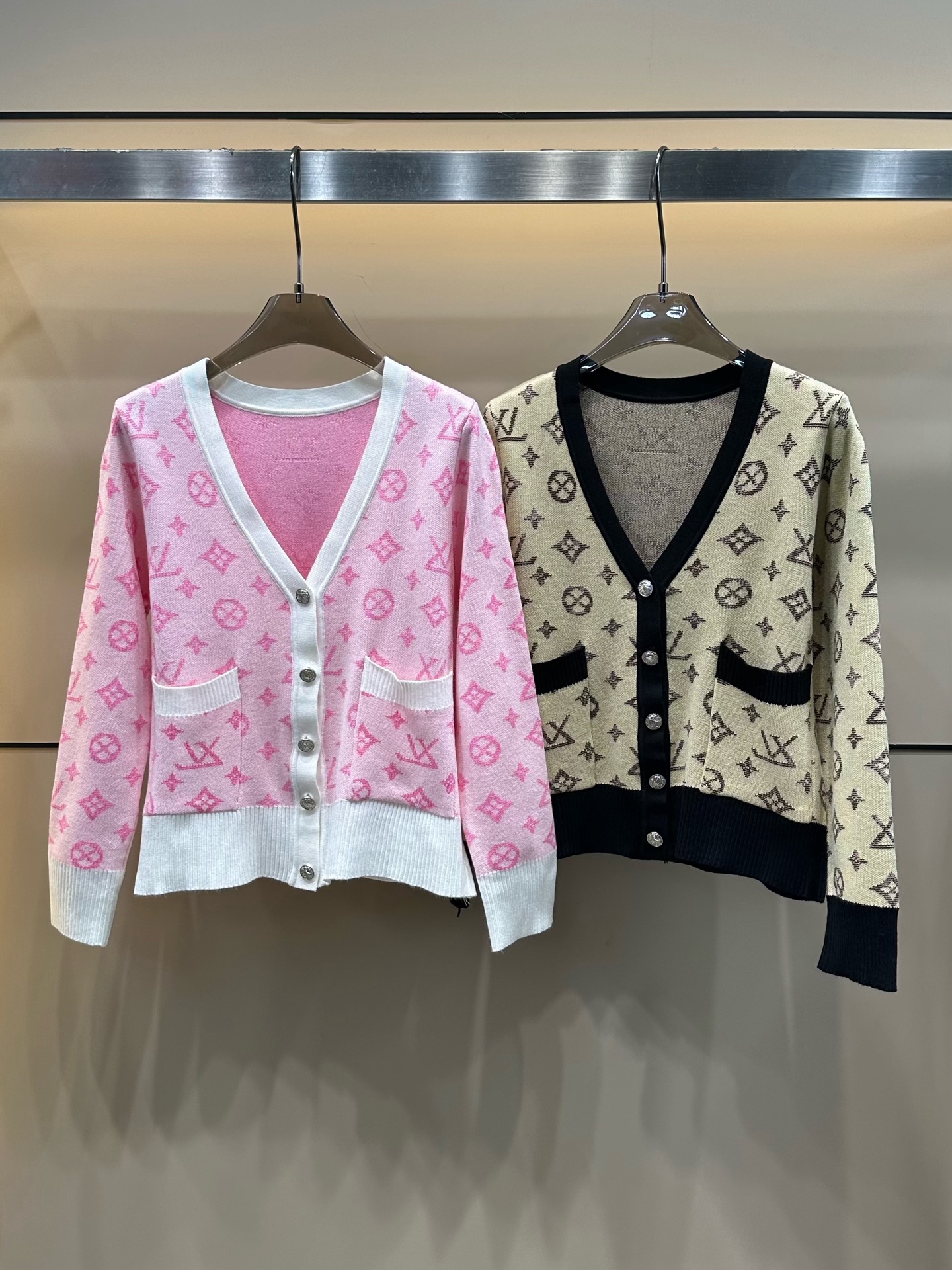LV 原單女士針織外套奶白黑邊Monogram經典V領開襟款｜歐美奢侈品精品推薦