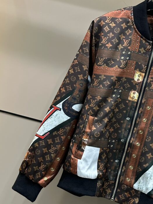 LV 高仿老花行李箱圖案外套 男士潮流休閒棒球款｜歐美奢侈品精品推薦