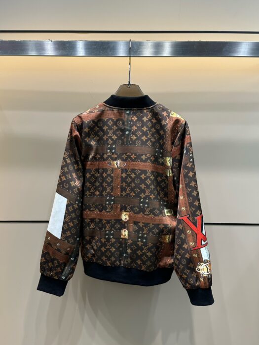 LV 高仿老花行李箱圖案外套 男士潮流休閒棒球款｜歐美奢侈品精品推薦