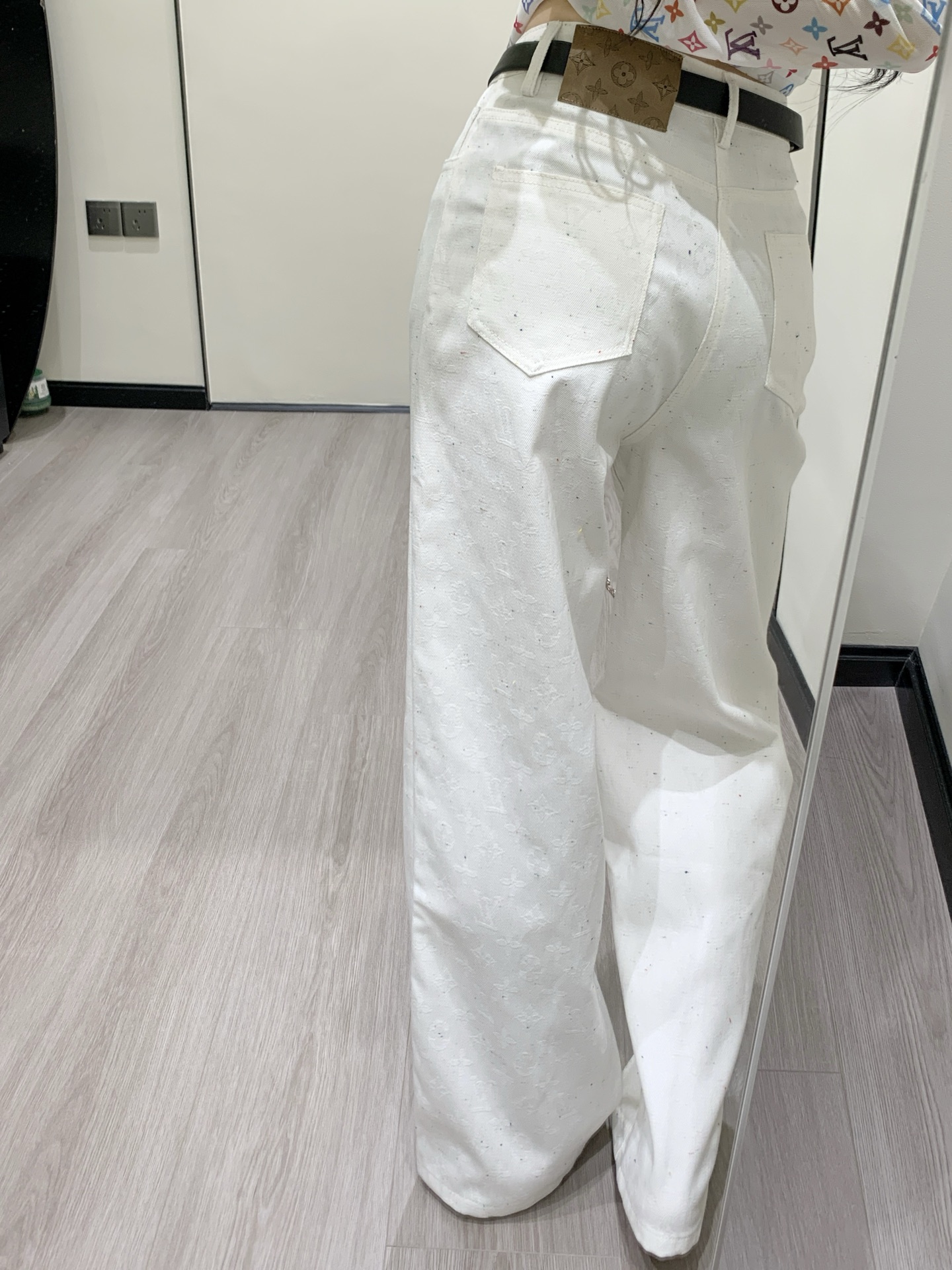 LV高仿女士白色牛仔褲直筒剪裁百搭時尚款｜歐美奢侈品精品推薦
