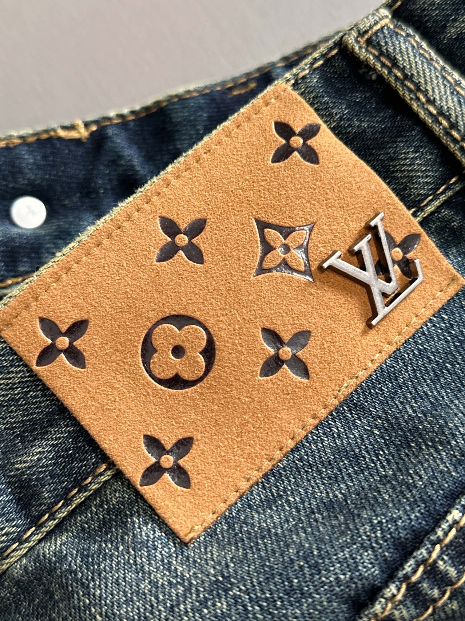 LV 原單男士牛仔褲手工刺繡做舊設計潮流復古款｜歐美奢侈品精品推薦