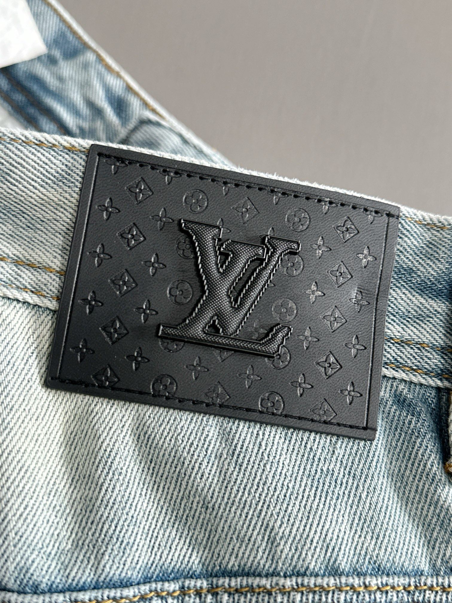 LV 高仿男士牛仔褲淺色手工潑漆設計潮流百搭款｜歐美奢侈品精品推薦