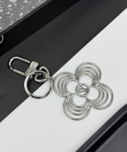 LV高仿男女款鑰匙圈 四葉花包飾 銀色層圈設計百搭耐用