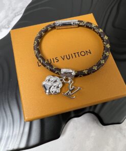 LV高仿Monogram皮繩手環銀色吊飾時尚百搭設計