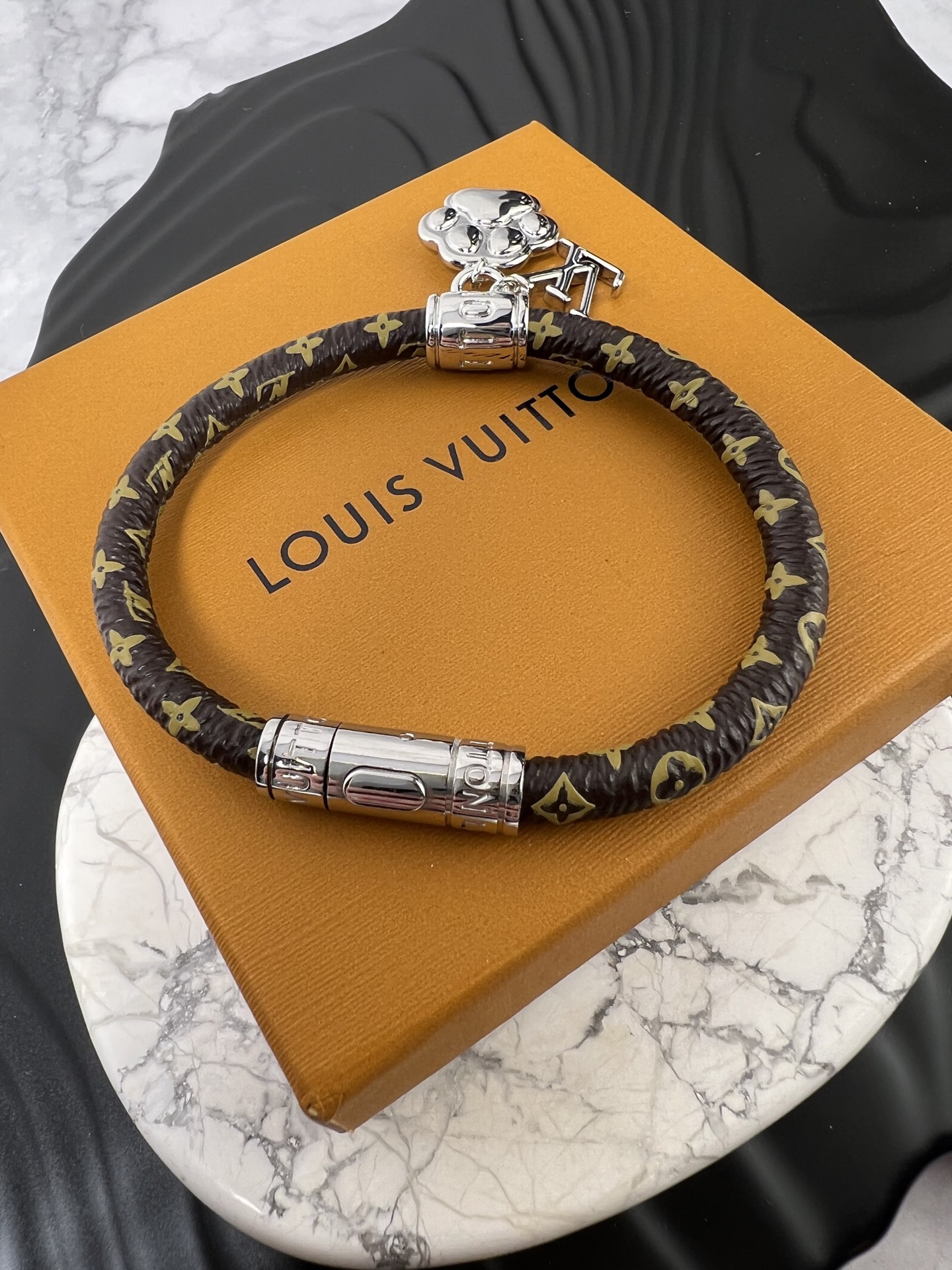 LV高仿Monogram皮繩手環銀色吊飾時尚百搭設計｜歐美奢侈品精品推薦