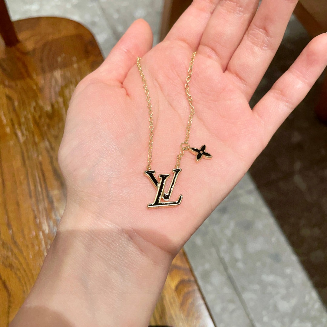 LV高仿女士黑金花形吊墜項鍊 輕奢百搭優雅設計｜歐美奢侈品精品推薦