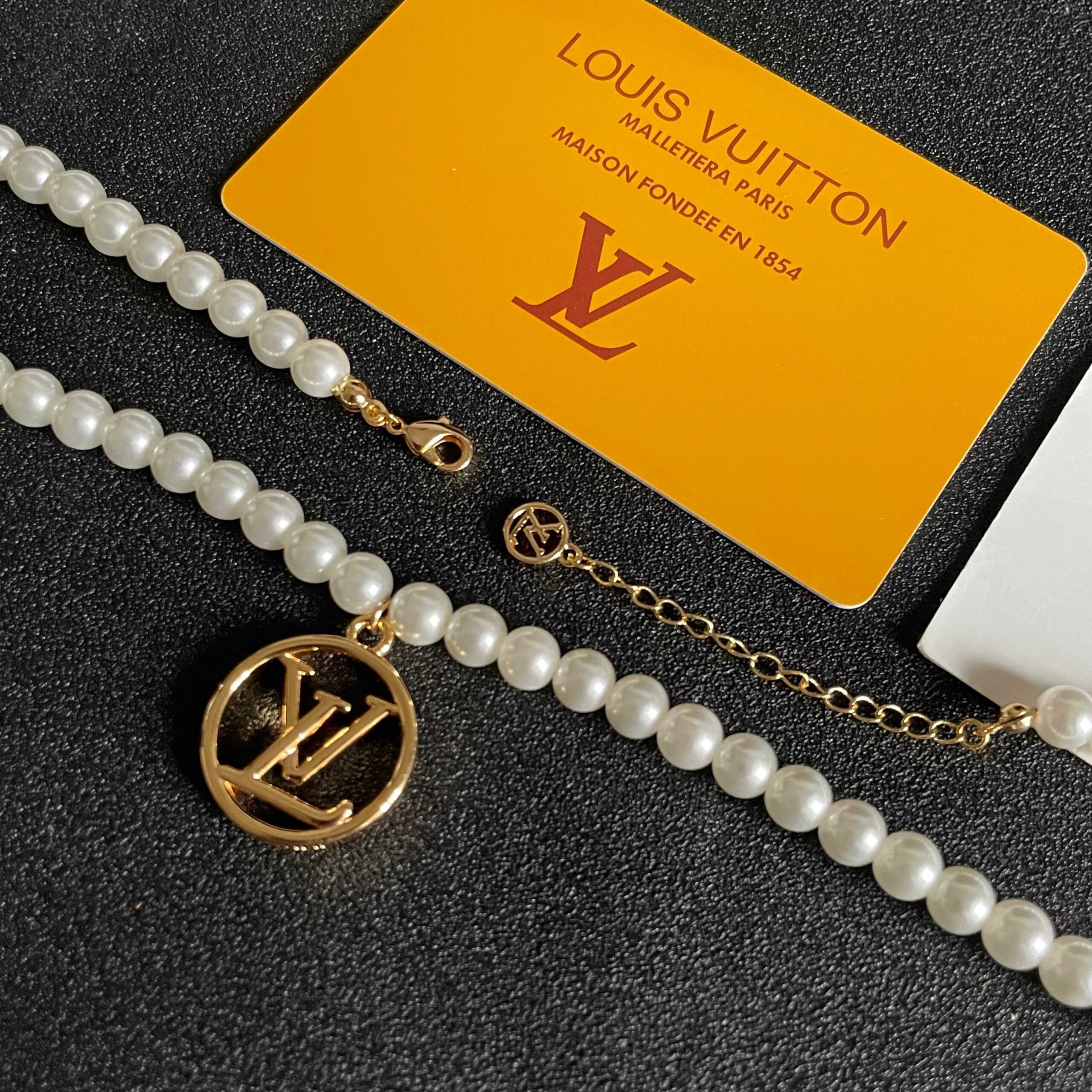 LV女士珍珠圓牌項鍊 經典Logo鎖骨鏈 優雅百搭 2025新款｜歐美奢侈品精品推薦