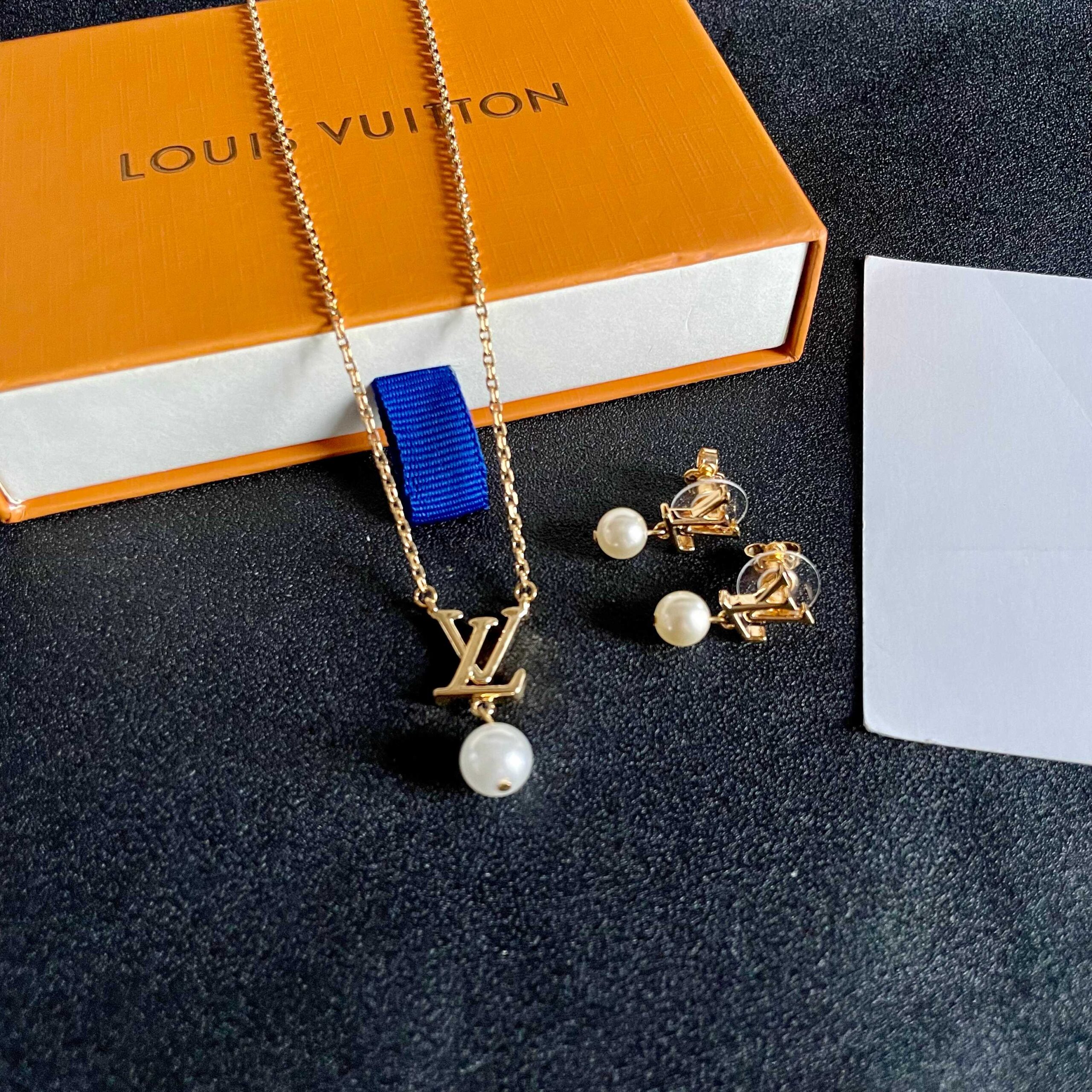 LV 精品仿製珍珠吊墜項鍊 金色LV標誌高雅設計｜歐美奢侈品精品推薦