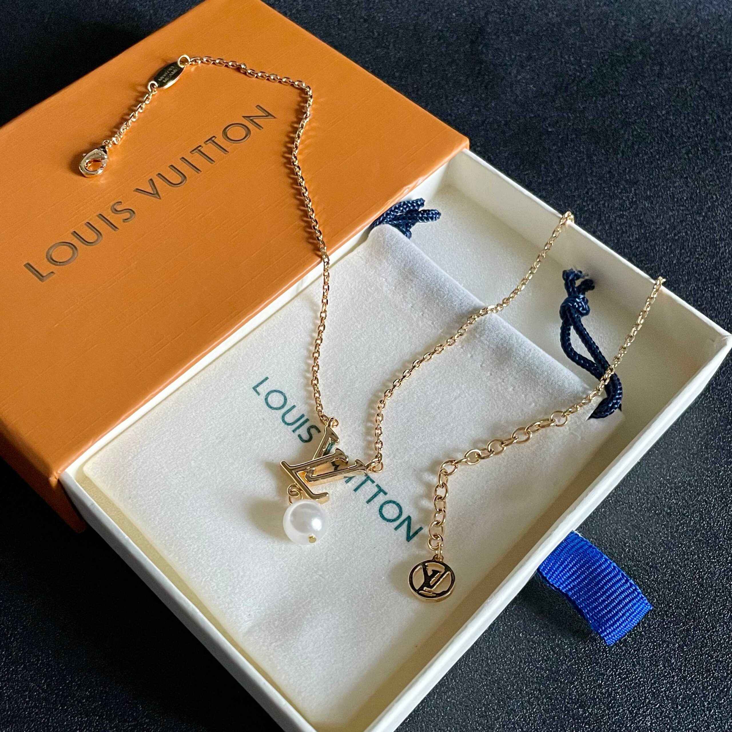 LV 精品仿製珍珠吊墜項鍊 金色LV標誌高雅設計｜歐美奢侈品精品推薦