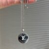 LV精品仿製銀色圓牌項鍊Trunks & Bags黑底款｜歐美奢侈品精品推薦
