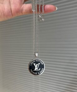 LV精品仿製銀色圓牌項鍊Trunks & Bags黑底款